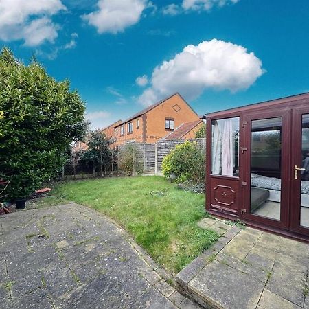Clove, 3-4 Bed House With Garden, Free Parking, Sleeps 9 In Grays & Chafford Hundred Stifford Exterior photo