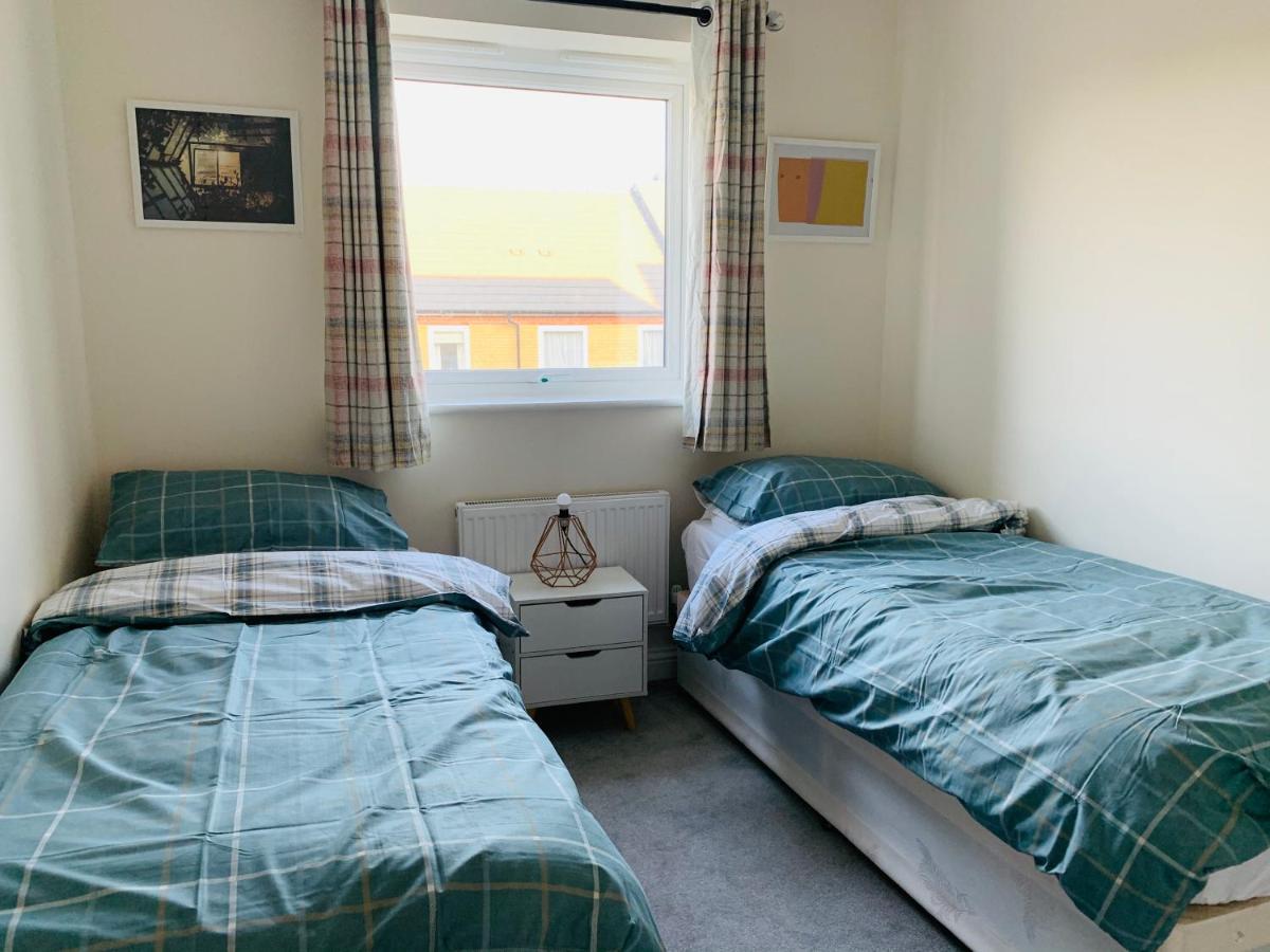 Clove, 3-4 Bed House With Garden, Free Parking, Sleeps 9 In Grays & Chafford Hundred Stifford Exterior photo