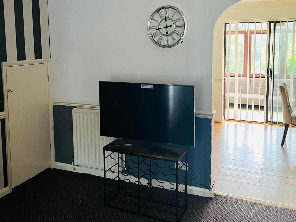 Clove, 3-4 Bed House With Garden, Free Parking, Sleeps 9 In Grays & Chafford Hundred Stifford Exterior photo