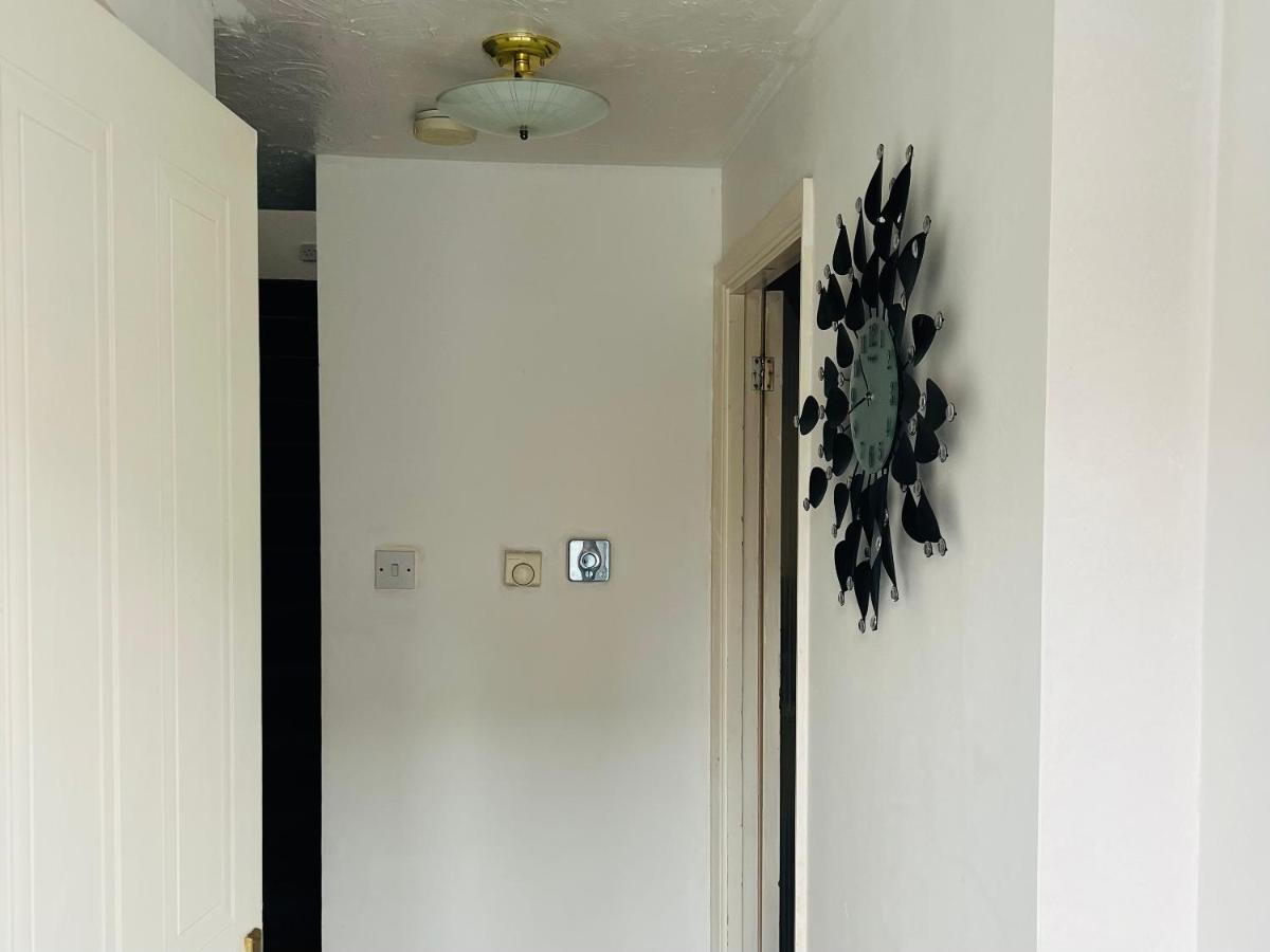 Clove, 3-4 Bed House With Garden, Free Parking, Sleeps 9 In Grays & Chafford Hundred Stifford Exterior photo