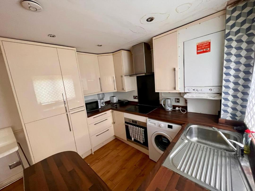 Clove, 3-4 Bed House With Garden, Free Parking, Sleeps 9 In Grays & Chafford Hundred Stifford Exterior photo