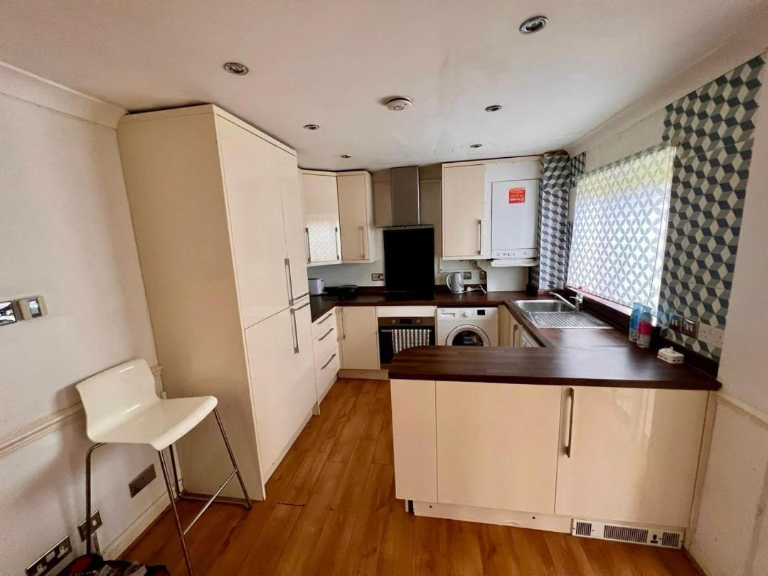 Clove, 3-4 Bed House With Garden, Free Parking, Sleeps 9 In Grays & Chafford Hundred Stifford Exterior photo