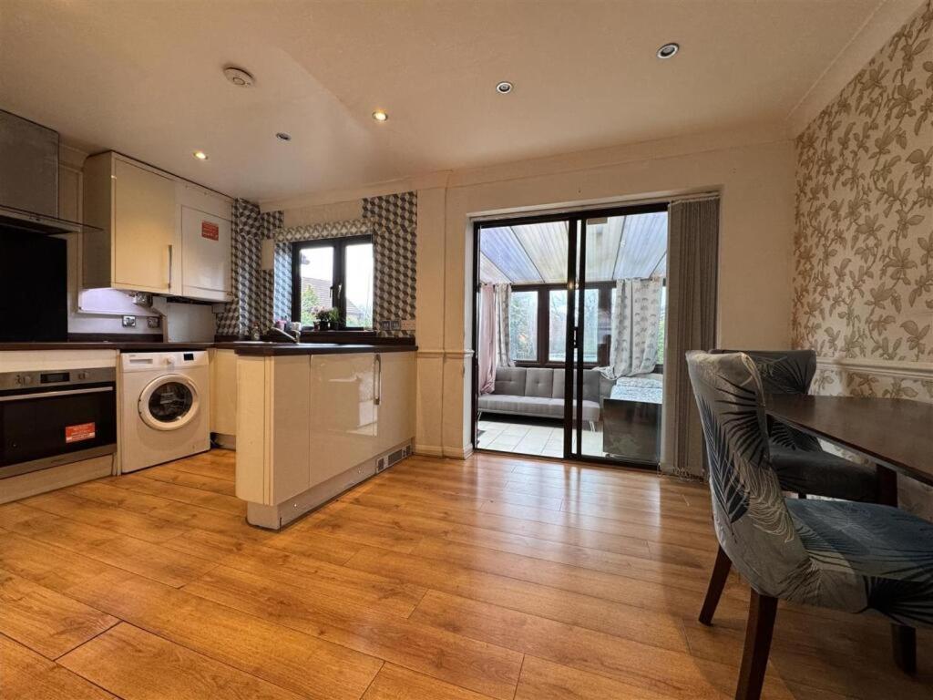 Clove, 3-4 Bed House With Garden, Free Parking, Sleeps 9 In Grays & Chafford Hundred Stifford Exterior photo