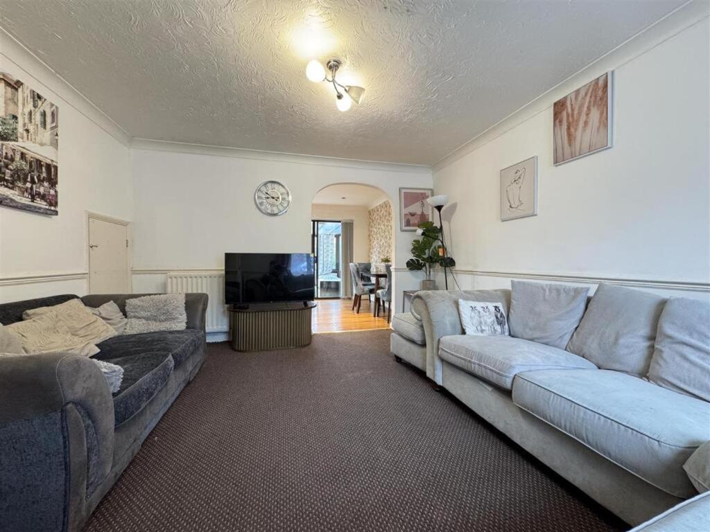 Clove, 3-4 Bed House With Garden, Free Parking, Sleeps 9 In Grays & Chafford Hundred Stifford Exterior photo