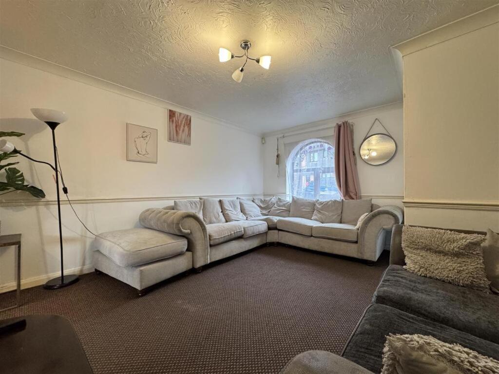Clove, 3-4 Bed House With Garden, Free Parking, Sleeps 9 In Grays & Chafford Hundred Stifford Exterior photo