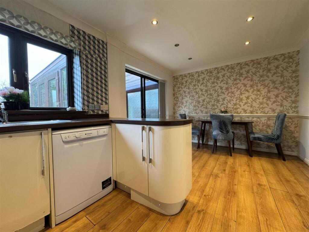 Clove, 3-4 Bed House With Garden, Free Parking, Sleeps 9 In Grays & Chafford Hundred Stifford Exterior photo